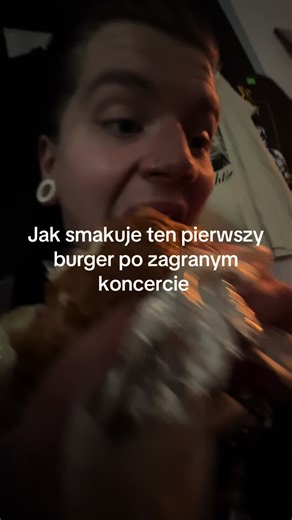 Burgerek wjeżdża jak masełko naszemu perkusiście, a wam? @fliflap_666 #fyp #viral #burger #concert #metal