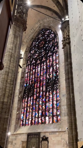 Cosa rende le vetrate del Duomo di Milano uniche al mondo? Non sono solo vetro e luce, ma un viaggio attraverso secoli di storia e fede. Guarda da vicino e lasciati incantare da ogni dettaglio… a volte le opere più straordinarie non hanno bisogno di parole. #milano #duomo #italy #art #history #milanodavedere | Milano da Vedere
