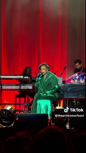 Jennifer Hudson Performs 'Mary Did You Know?' Live