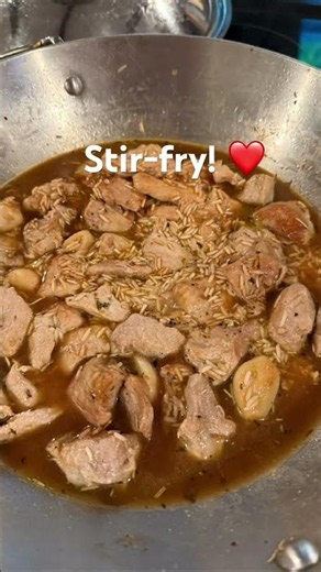 Stirfry my way! Pork and spinach with whole garlic cloves and herbs and spices ❤️👩‍🍳