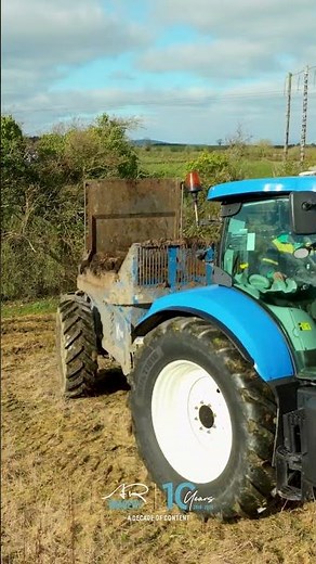Muck spreading onto stubbles #farming #agriculture #arimagery