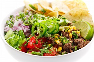 25g of protein and dinner in just 20 minutes? Yes, please! 😋 Save this Taco Salad Bowl recipe for the next time you need a quick, easy, and delicious meal. Ingredients: 8 cups chopped romaine or shredded cabbage 1 avocado pitted and diced 1 cup red onion minced 1 cup tomato diced 16 tortilla chips 1 cup cilantro roughly chopped jalapeno slices and lime wedges optional, to serve Heat a large skillet over medium-high heat and drizzle with olive oil. Add ground beef to the pan and begin breaking d