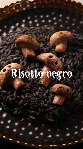 ¿QUÉ TAL ESTE RISOTTO ESPANTOSO? 👻🖤💀 Si vamos a celebrar Halloween… ¡vamos a cocinarlo también! 😂 Que tal este risotto negro con tinta de calamar y unos champiñones terminaron convertidos en unas mini calaveras. 💀🍄 Y espérense porque se vienen muchas ideas de recetas para Halloween para que hagamos una mesa divertida, terrorífica y deliciosa. 🎃 Quiero ver quién se anima a preparar estas locuras en casa… ¿adultos o niños? ¡Aquí todos pueden jugar! 😂 #RecetasDeHalloween #Halloween #ComidaD