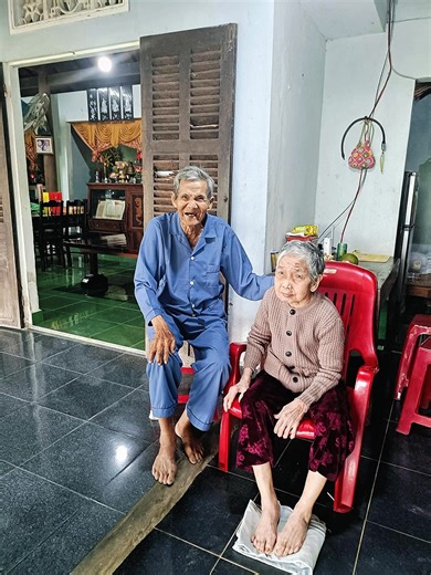 Podcast #25 Giọng đọc: Linh Giang, Thuỷ Tiên 💌💌💌 Ngoài thư của Giang viết cho ba và mẹ, thư của người anh ẩn danh, thư của chị Hoa, chị Phương, thư của các con trường Việt Ngữ, nay Dự án 30 ngày Podcast Vu Lan: Bông Hồng Cài Áo nhận thư của chị Soa Yogi ghi lại cho người mẹ đã “trả nhớ về không” như lời chị chia sẻ. Mong 8 anh chị em của chị luôn khoẻ mạnh để chăm sóc người mẹ “em bé” của mình với sự kiên nhẫn và ấm áp nhất! … Hẹn gặp mọi người hằng tối tháng Bảy mùa Vu Lan 2025! #series #pod