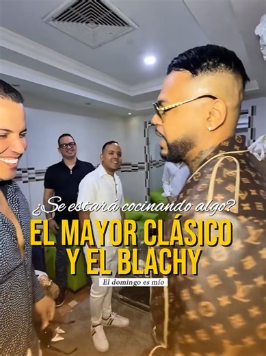 👀 ¿QUÉ SE ESTARÁ COCINANDO AQUÍ? ¡NADIE SABE! 🤫🔥 Tremenda sorpresa en el ambiente musical. Se reporta que El Mayor Clásico y El Blachy coincidieron, se saludaron y se quedaron conversando por un buen rato. 🤝💬 Hasta ahora no se sabe absolutamente nada de lo que hablaron, pero ver a estas dos potencias sentadas frente a frente deja a todo el mundo con la misma pregunta: ¿Qué vendrá por ahí? ¿Se estará cocinando algo en secreto? 👁‍🗨 En la música las sorpresas llegan cuando menos se esperan, 