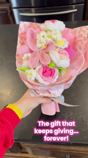 Perfect gift for Valentine's Day! Flowers that will last forever!! 🌸 #flowers #valentinesday #valentinesdaygift #crochet #giftforher
