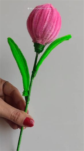 Create a beautiful tulip flower using pipe cleaners – easy DIY tutorial