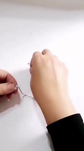Sígueme y comparte . Tutorial Cómo se usan los Broches Terminales con tapa para Pulseras Collares y Aretes muy fáciles de usar #pulseras #brochesdemoda #broches #collares #aretes | Cursos en Línea y Tutoriales de Bisutería KRÁSY | Facebook