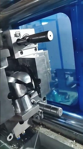 Injection Mold Mechanism Combining a Collapsible Core & Lifters