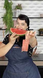 Carpaccio de sandía con queso y nueces ¡Mira la receta completa! INGREDIENTES: - sandía - queso gorgonzola - aceite de oliva - cebolla roja en rodajas - pimienta - nueces - hojas de menta MODO DE PREPARACIÓN: Corta la sandía en rodajas muy finas, colócalas en un plato, añade el queso, el aceite de oliva, la cebolla, las nueces, la menta y los condimentos. Servir. ¡Hazlo y deja tu fotito de cómo te quedó! 😉📱 #foodmakersrecetas #recetasfáciles #recetas #recetasdecocina #recetafácil #comida #coci
