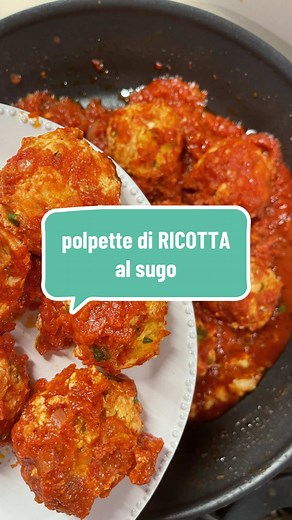 oggi POLPETTE DI RICOTTA al sugo!! 🧚🏻‍♀️ semplici e super buone, provatele e fatemi sapere 😋 🧚🏻‍♀️ 300g di ricotta 🧚🏻‍♀️ 60g di mollica 🧚🏻‍♀️ 25g di parmigiano grattugiato 🧚🏻‍♀️ 15g di pangrattato 🧚🏻‍♀️ un uovo 🧚🏻‍♀️ prezzemolo 🧚🏻‍♀️ sale 🧚🏻‍♀️ olio d’oliva 🧚🏻‍♀️ uno scalogno o metà cipolla 🧚🏻‍♀️ 400ml di polpa di pomodoro #ricettafacile #ricetteveloci #polpette #ricotta