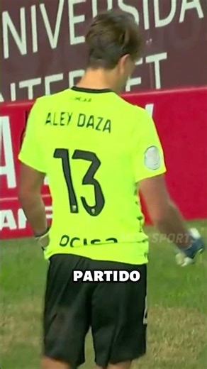 Este defensor se puso los guantes y salvó a su equipo #futbol #defensor