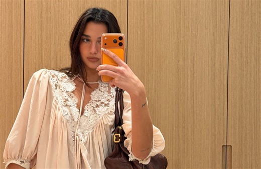 « Rainbow confetti nails » : Dua Lipa adopte un nail art coloré parfait pour célébrer la nouvelle année - Elle