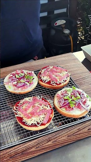 The Pizza Burger / Flammkuchen Burger is back – simple and delicious! | The BBQ BEAR