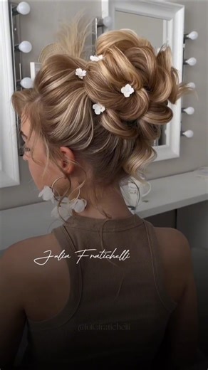 Ein hoher Dutt kann tatsächlich anderthalb Stunden lang aufgebaut werden.