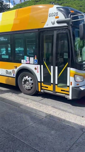 Hawaii TheBus Honolulu bus Routes 40 and 42 leaving punchbowl