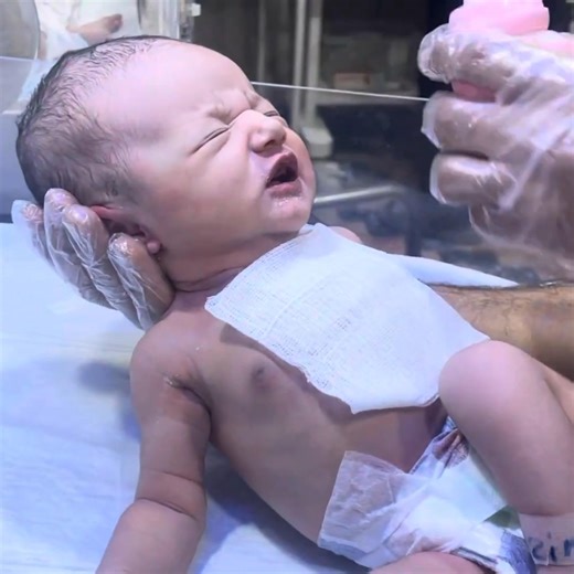 “Newborn Baby’s Adorable First Feeding 💕 | Precious First Moments 👶 #Newborn​ #FirstFeeding​” This adorable newborn baby is having the first feeding moment after birth — a precious and emotional milestone. 💕 Every tiny movement, every sip, every blink tells a story of love, care, and life’s first connection. 🌸 Watch till the end to see how the baby slowly adapts and enjoys this heartwarming experience. 🍼💖 Disclaimer: This video is for educational purposes only and is shared with parental c