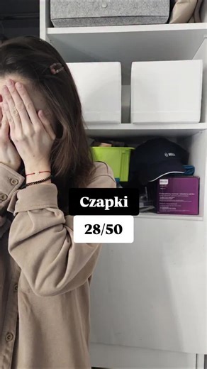 Nie stopuj, bo poznasz moje całe uzębienie. Żeby nie było, że nie ostrzegałam. Fajny ten organizer. Tak jak można zauważyć, wszystko robię etapami. Na spokojnie, wtedy kiedy mam więcej czasu. Półka po półce, szuflada po szufladzie. Przy pierwszym odgracaniu, jak wyrzuciłam wszystko z szafy, miałam ochotę uciec gdzie pieprz rośnie... Zecydowanie łatwiej mi pomagać innym, niż samej pracować na własnych rzeczach. #zanimodejdę #odgracanie #organizacjaprzestrzeni #przechowywanie #czapki Zanim odejdę 