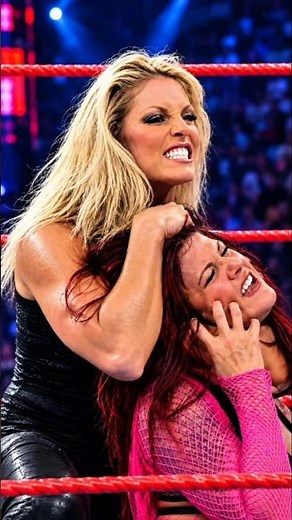 Lita Vs Trish Stratus - Monday Night RAW