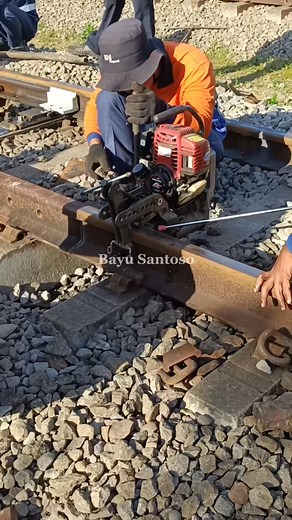 75K views · 666 reactions | This is the process of drilling holes in the rails, after which bolts will be installed in the holes. #railway #railfans #railroad #railtravel #train #trainstation #trainspotting #trainphotography #keretaapiindonesia | Bayu Santoso | Facebook
