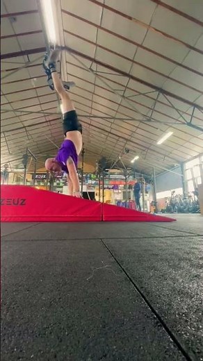 Handstand obstacle walk☄️