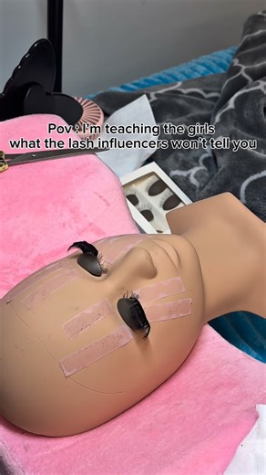 Houston LashCluster Tech 🧚🏾 on Instagram: "The girls have been asking how to do this , and Teach me that …. So it’s time to teach the girls Enrollment will be opening soon 📚💕 Girls, I’m teaching how to do cluster lashes the RIGHT way placement, isolation, bottom cluster lashes, spike placement, and building confidence in your craft. #ClusterLashes #LashTraining #LashClass #LearnLashes #LashEducation #LashTechTraining #BeautyStudent #AspiringLashTech #FutureLashTech #SmallBusinessTips #GirlBo