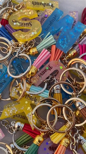 Kiruthika | Resin Artist | customised frames and gifts🌿 on Instagram: "For orders contact:9886623777 Looking for memorable #return gifts Personalised name keychains with names carved just for them 🤍 DM us to customise yours! #resinmuse_memories #returngiftsforkids #birthdaygiftideas resinkeychains salemartist [keychains,names,colourful,resin,craft,joy,beautiful, parties,occasions,art and craft,birthday return gifts,TamilNadu , budget friendly return gifts ,memorable ]"