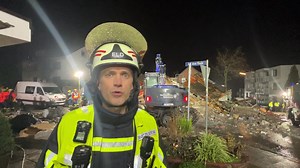 Aktuelle Information zum Gebäudeeinsturz in Bochum Linden von Einsatzleiter Simon Heußen. #fwbo #EinsatzfürBochum | Feuerwehr Bochum