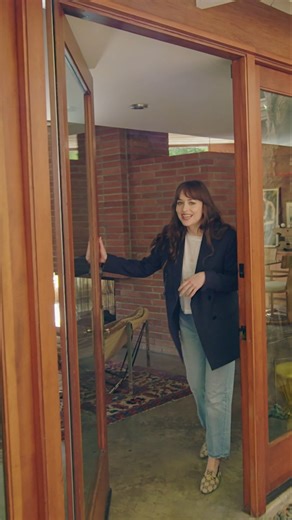 Revisit Dakota Johnson’s open door 👉 https://archdigest.visitlink.me/yHb5He Whether or not #DakotaJohnson actually loves limes, we'll always love her clean and cozy L.A. home. | Architectural Digest