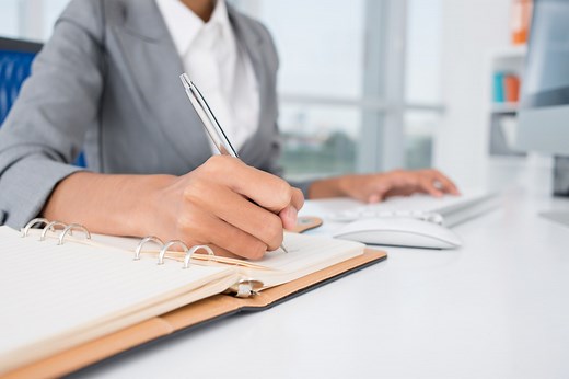 Administrative Assistant Job Description (Plus Template)