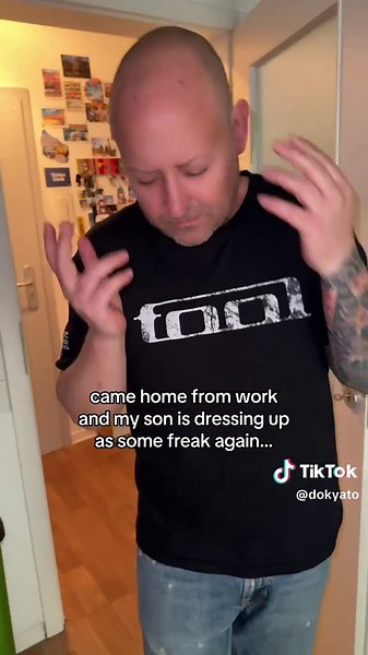 Blue Lock cosplay reaction: son dressing up as Hawks — funny cosplay moment