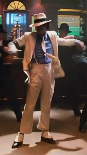 michaeljacksonrealm (@bellamjclips)’s video of parrot dancing to michael jackson