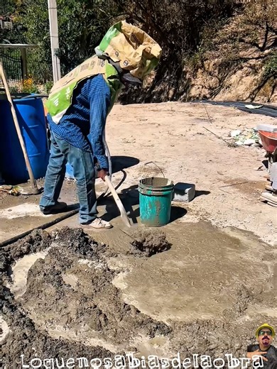 El chalán cuando es su primer día en la obra🤡👷🏻‍♂️🤣 #construction #albañilería #construcción