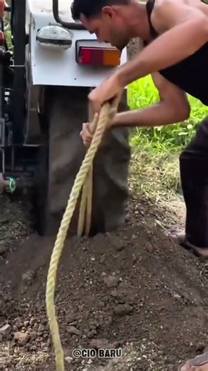 Clever Hack to Pull a Trapped Tractor Out of Mud
