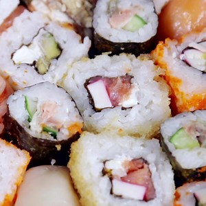Ahora todo el sabor del sushi fusión de Maki desde $13.99 con tu Makibox. Contáctanos a los teléfonos 0983303404 - 0987024045 - 0998842861 y te lo llevamos a domicilio o lo retiras de tu Maki más cercano. ⛩️ El Bosque (Edmundo Carvajal antes de llegar al C.C. El Bosque) ⛩️ Floresta (Julio Zaldumbide y Toledo Esquina) ⛩️ Paseo San Francisco Cumbayá. | MAKI Fusión Japonesa