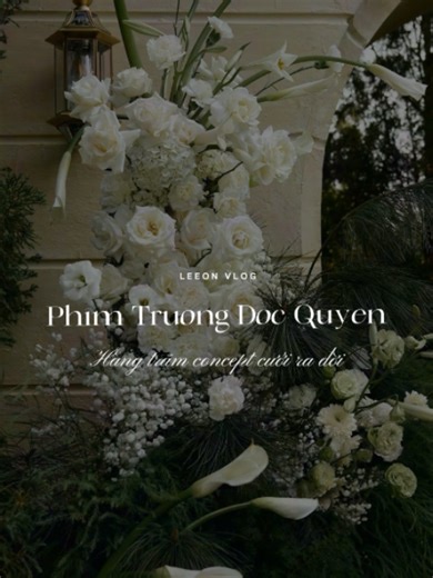 📸 CẬP NHẬT CONCEPT CHỤP ẢNH CƯỚI TẠI PHIM TRƯỜNG ĐỘC QUYỀN CỦA LEEON 𝗝𝗮𝗿𝗱𝗶𝗻 𝗱𝗲 𝗥𝗲̂𝘃𝗲𝘀 | 𝗟𝗘𝗘𝗢𝗡 𝗣𝗿𝗲 𝗪𝗲𝗱𝗱𝗶𝗻𝗴 𝟮𝟬𝟮𝟲 Lấy cảm hứng từ những khu vườn bí mật tại các dinh thự cổ kính, concept Jardin de Rêves là bản giao hưởng hoàn hảo giữa kiến trúc nghệ thuật và vẻ đẹp nguyên sơ của thiên nhiên. Khung cảnh cổng vòm cong mềm mại, bao quanh là các thác hoa đổ dài được set up tinh xảo theo bố cục hợp lý. Sự tương phản dịu dàng giữa sắc trắng thanh tao và nền xanh lá trầm mặ