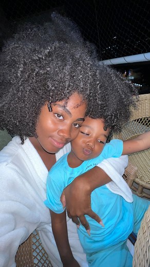 Oiii pretinhas🫶🏿 como vocês estão? Eu e Ben estamos vivendo um processo super novo! E agora ele começou a estudar em uma escola nova, então ele ainda tá se adaptando… O processo é longo a gente sabe disso e difícil também! Mas eu como mamãe e amiga dele tento deixar tudo mais leve e divertido. Não sou perfeita como mãe, longe disso! Mas sei que tento dar o melhor sempre! O Ben é uma pessoa muito amada! Nos sonhávamos com o rostinho dele desde da barriga. E vou te falar ele é simplesmente incrí