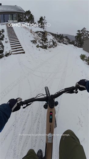 Monter des escaliers à vélo, c’est un test simple et brutal : impacts répétés, vibrations et mouvements secs. Osmo Action 5 Pro est pensée pour ce type de scène : image stable et claire malgré les chocs, format robuste, et capture facile à déclencher pour ne pas rater l’action. 🎥 : @joran_nilsen #DJI #OsmoAction5Pro #Velo #ActionCam #Outdoor