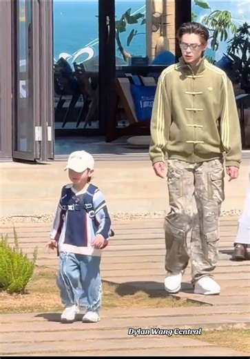 Didi at the inn with a guest boy #dylanwang #wanghedi