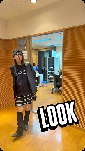 加藤里奈(カトリーナ)@名古屋 on Instagram: "🖤🖤🖤今日のLOOK 大人も着れちゃうミニスカ✖️レッグウォーマーコーデ トレンドのワイドレッグブーツじゃなくても レッグウォーマーとショートブーツで今年っぽいシルエットになる👢🩷 アウターは5年前におじいちゃんに貰った🥰🧥 tops @luca_ladyluckluca_official skirt @forever21_jp beanie＆legwarmers @3coins_official outer おじいちゃん🥰 #LOOK #ootd #コーデ #骨格ナチュラル #コーティネート #2025fashion #2025aw #大人カジュアルコーデ #大人シンプル"