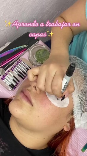 Trabajo en capas explicado desde nivel principiante ✨🫶🏻 Conviértete en una profesional y empieza este 2023 emprendiendo tu propio negocio, ve al primer comentario para más información 👇🏻 #pestañas #cejas #cursoonline #cursopestañas #cursopestañaspeloapelo | Full Body Academy