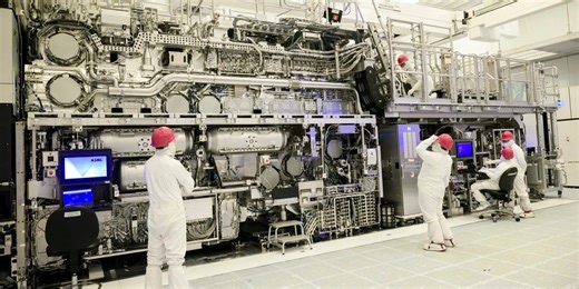 Intel dokončil instalaci nejpřesnějšího stroje na světě pro výrobu čipů. Váží 165 tun a stojí devět miliard korun