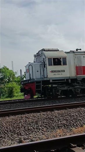 KA Dharmawangsa dari Surabaya melintas langsung Stasiun Karawang #keretaapi