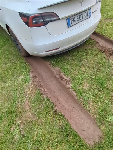 Ioniq 28 vs Tesla : Qui s'en sort mieux dans la boue ?