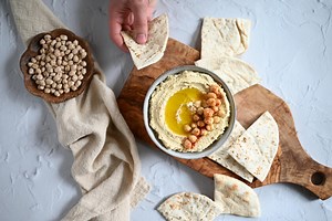 Cómo hacer hummus de garbanzo casero. Receta fácil y tradicional del Mediterráneo