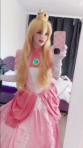 Princess Peach cosplay