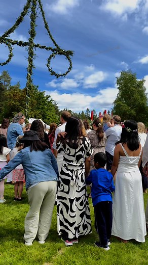 Midsummer dance. The traditional dance and the popular song Små Grådorna (The Little Frogs) ❤️❤️❤️ | Angelita Hellhoff