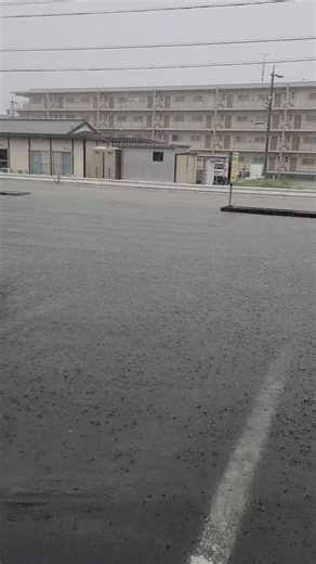 昨日の大雨で店が浸水しそうになったのですが、マスキングテープと養生テープで緊急対策したら水の侵入を防げました😊インスタでも拡散してほしいと言う、声があったので、こちらにも投稿しておきます🍩✨️