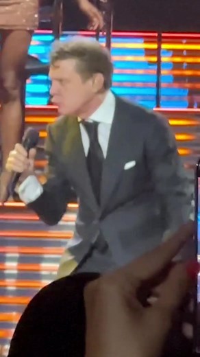 🎙Luis Miguel 🔹️Tour 2024 🔹️Show #124 📍@barclayscenter Brooklyn, N.Y🇺🇸 🔹️01/06/24 🎥 IG: @carla.bello 👩‍💻 @luismigueltheidol SONGS LIST: 🔹️Será que no me amas 🔹️Suave 🔹️Dame #luismiguel #tour2024 #parati #luismigueltour2024 #pop #clasicos #fyp #leyenda #icono #fypageシ #conciertos #tendencia #Viral #firyou #concerts #thesun #elsoldemexico #luismi #elsol