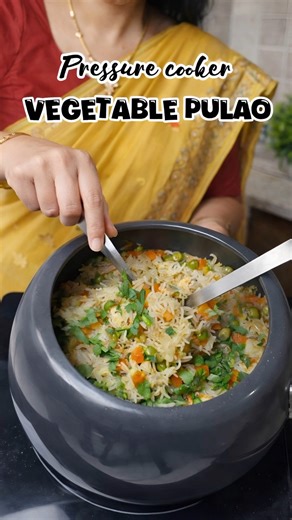 Vegetable Pulao in pressure Cooker #shorts #viral #pulaorecipe